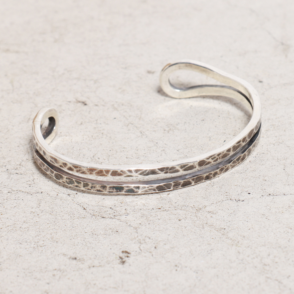 VIVIFY (ビビファイ) Loopin' Bangle/ Hammered finis