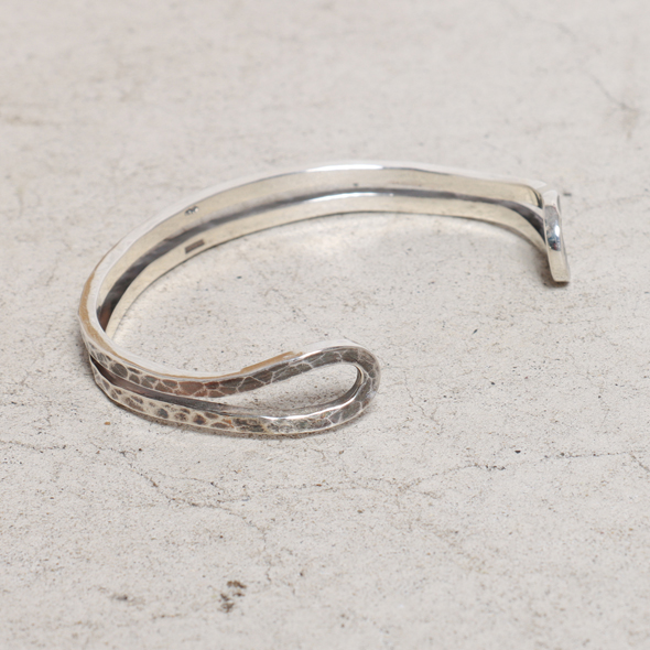 VIVIFY (ビビファイ) Loopin' Bangle/ Hammered finis