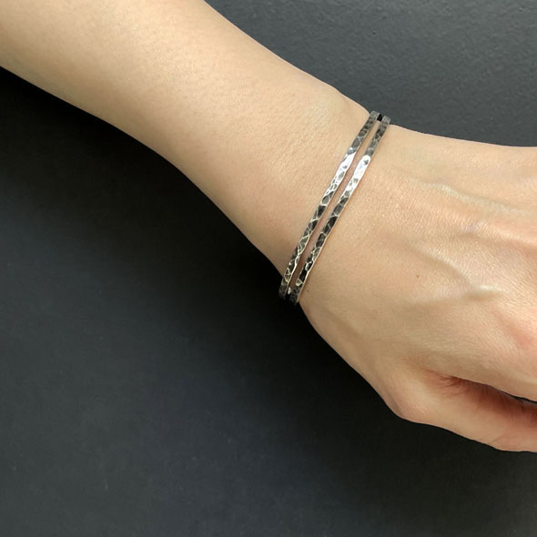 VIVIFY (ビビファイ) Loopin' Bangle/ Hammered finis